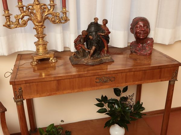 Console impiallacciata ed intarsiata in ciliegio  - Asta D�ballage. Occasioni in asta - Associazione Nazionale - Case d'Asta italiane