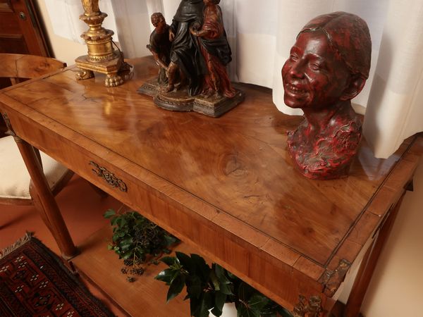 Console impiallacciata ed intarsiata in ciliegio  - Asta D�ballage. Occasioni in asta - Associazione Nazionale - Case d'Asta italiane