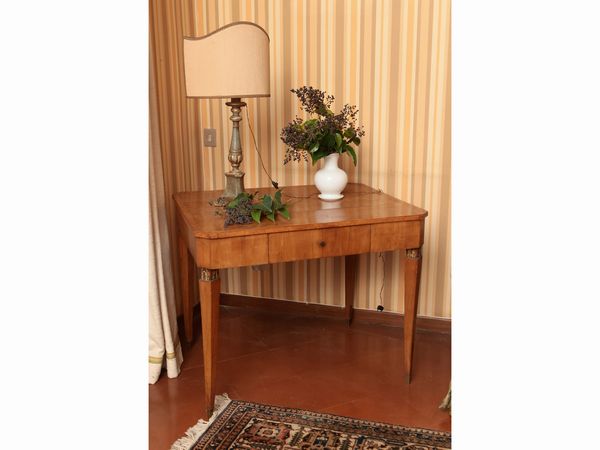 Tavolo impiallacciato ed intarsiato in ciliegio  - Asta D�ballage. Occasioni in asta - Associazione Nazionale - Case d'Asta italiane