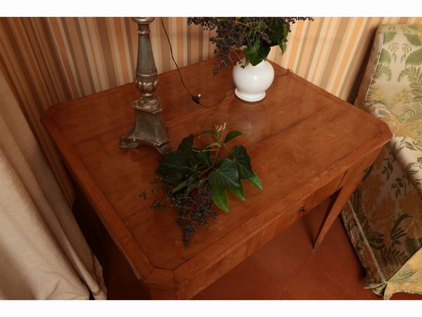 Tavolo impiallacciato ed intarsiato in ciliegio  - Asta D�ballage. Occasioni in asta - Associazione Nazionale - Case d'Asta italiane