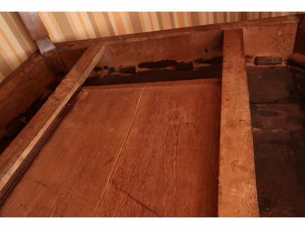 Tavolo impiallacciato ed intarsiato in ciliegio  - Asta D�ballage. Occasioni in asta - Associazione Nazionale - Case d'Asta italiane