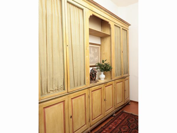 Libreria cristalliera in legno tinto color crema  - Asta D�ballage. Occasioni in asta - Associazione Nazionale - Case d'Asta italiane