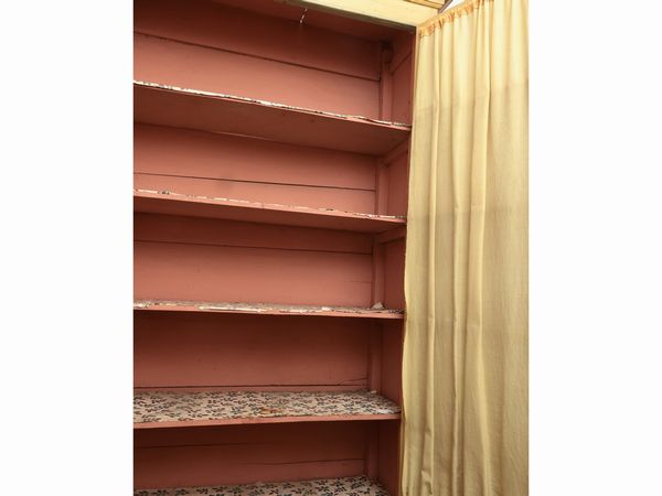 Libreria cristalliera in legno tinto color crema  - Asta D�ballage. Occasioni in asta - Associazione Nazionale - Case d'Asta italiane