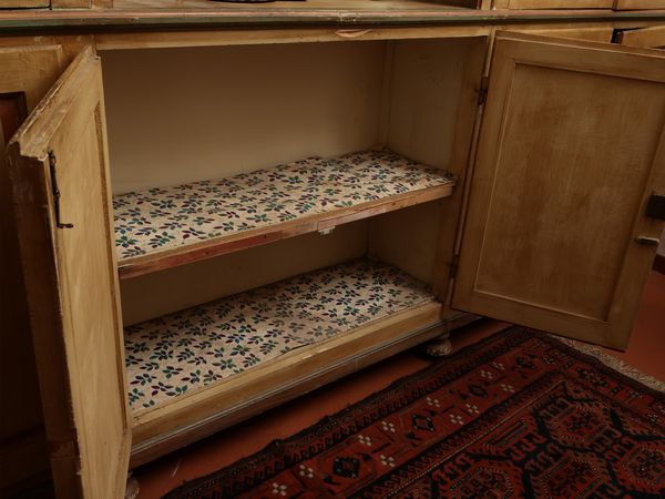 Libreria cristalliera in legno tinto color crema  - Asta D�ballage. Occasioni in asta - Associazione Nazionale - Case d'Asta italiane