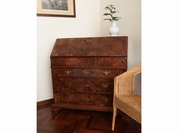 Cassettone a ribalta impiallacciato ed intarsiato in radica di noce  - Asta D�ballage. Occasioni in asta - Associazione Nazionale - Case d'Asta italiane