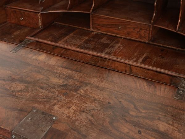 Cassettone a ribalta impiallacciato ed intarsiato in radica di noce  - Asta D�ballage. Occasioni in asta - Associazione Nazionale - Case d'Asta italiane