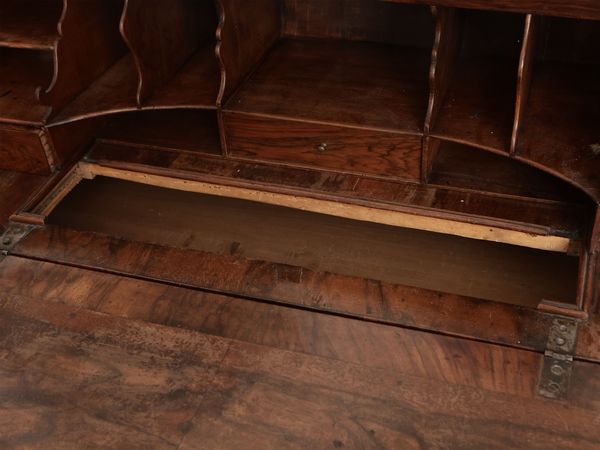 Cassettone a ribalta impiallacciato ed intarsiato in radica di noce  - Asta D�ballage. Occasioni in asta - Associazione Nazionale - Case d'Asta italiane