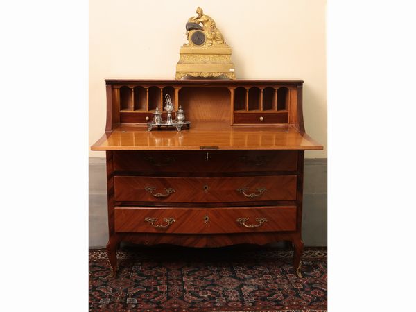 Cassettone a ribalta impiallacciato in legno di rosa ed altre essenze  - Asta D�ballage. Occasioni in asta - Associazione Nazionale - Case d'Asta italiane