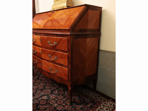 Cassettone a ribalta impiallacciato in legno di rosa ed altre essenze  - Asta D�ballage. Occasioni in asta - Associazione Nazionale - Case d'Asta italiane