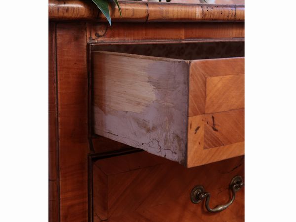 Cassettone impiallacciato ed intarsiato in ciliegio  - Asta D�ballage. Occasioni in asta - Associazione Nazionale - Case d'Asta italiane