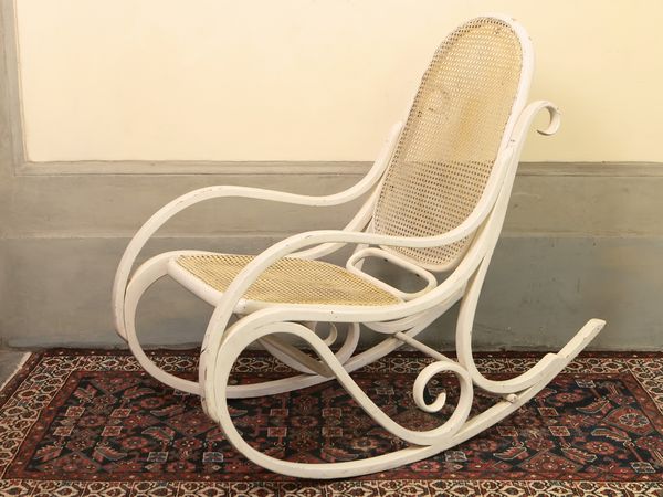 Sedia a dondolo in faggio curvato e laccato bianco  - Asta D�ballage. Occasioni in asta - Associazione Nazionale - Case d'Asta italiane