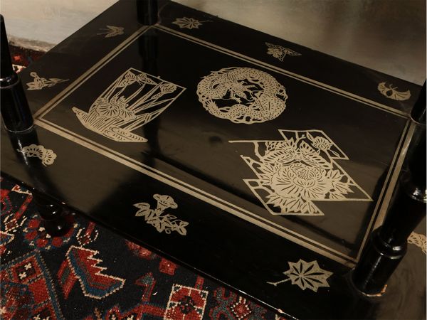 Tavolino da appoggio in legno laccato nero  - Asta D�ballage. Occasioni in asta - Associazione Nazionale - Case d'Asta italiane