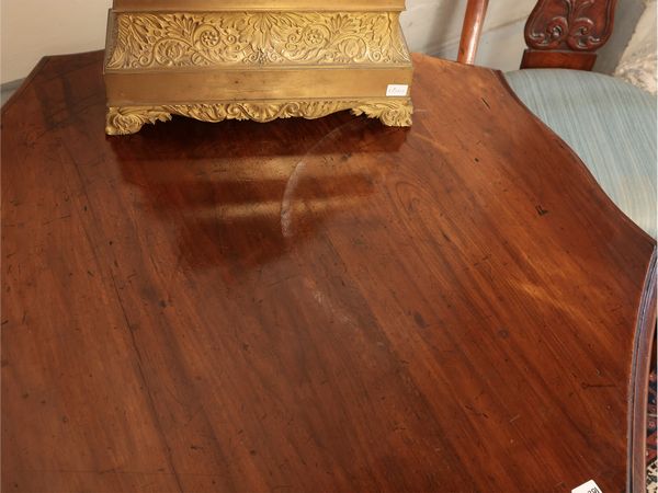 Tavolo da appoggio in noce  - Asta D�ballage. Occasioni in asta - Associazione Nazionale - Case d'Asta italiane