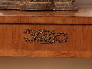 Console impiallacciata ed intarsiata in ciliegio  - Asta D�ballage. Occasioni in asta - Associazione Nazionale - Case d'Asta italiane