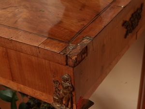 Console impiallacciata ed intarsiata in ciliegio  - Asta D�ballage. Occasioni in asta - Associazione Nazionale - Case d'Asta italiane