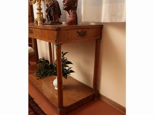 Console impiallacciata ed intarsiata in ciliegio  - Asta D�ballage. Occasioni in asta - Associazione Nazionale - Case d'Asta italiane