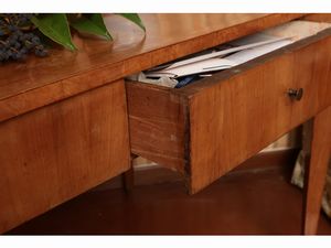 Tavolo impiallacciato ed intarsiato in ciliegio  - Asta D�ballage. Occasioni in asta - Associazione Nazionale - Case d'Asta italiane