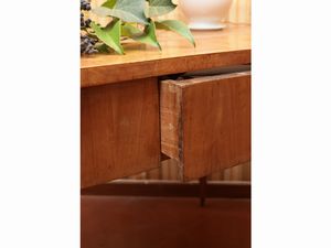 Tavolo impiallacciato ed intarsiato in ciliegio  - Asta D�ballage. Occasioni in asta - Associazione Nazionale - Case d'Asta italiane