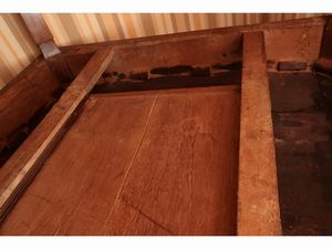 Tavolo impiallacciato ed intarsiato in ciliegio  - Asta D�ballage. Occasioni in asta - Associazione Nazionale - Case d'Asta italiane