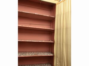 Libreria cristalliera in legno tinto color crema  - Asta D�ballage. Occasioni in asta - Associazione Nazionale - Case d'Asta italiane
