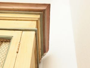 Libreria cristalliera in legno tinto color crema  - Asta D�ballage. Occasioni in asta - Associazione Nazionale - Case d'Asta italiane