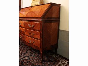 Cassettone a ribalta impiallacciato in legno di rosa ed altre essenze  - Asta D�ballage. Occasioni in asta - Associazione Nazionale - Case d'Asta italiane