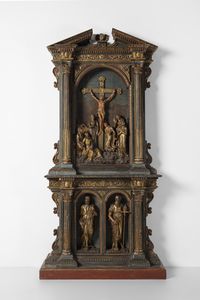 SCULTORE LOMBARDO DEL XVII-XVIII SECOLO - Altare a doppio corpo in legno dipinto e parzialmente dorato con gruppo scultoreo raffigurante la Crocifissione nella parte superiore e i santi Pietro e Paolo in quella inferiore