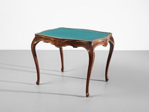 MANIFATTURA VENETA DEL XVIII SECOLO - Tavolino da gioco in noce intagliato, profilo mosso e nervato, gambe arcuate
