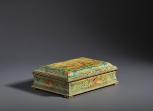 MANIFATTURA VENETA DEL XIX-XX SECOLO - Scatola in legno laccato in policromia, decori a motivi floreali e naturalistici con scena galante sul coperchio