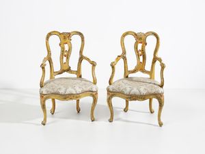MANIFATTURA VENETA DEL XIX-XX SECOLO - Coppia di poltrone in legno laccato a fondo giallo con decori floreali policromi, braccioli di forma mossa terminanti a ricciolo, schienale a giorno, decori a motivi rocaille