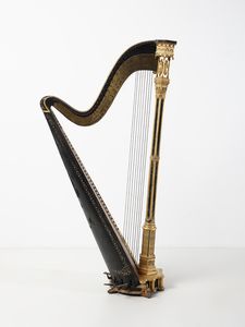 ÉRARD SÉBASTIAN (1752 - 1831) - Arpa in legno intagliato, parzialmente dorato ed ebanizzato, inserti in ottone