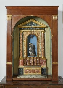 MANIFATTURA DEL XIX SECOLO - Modello di cappella in legno scolpito, parzialmente dorato e dipinto a imitazione dei rivestimenti in marmi policromi