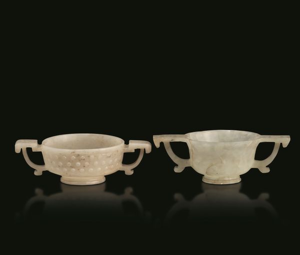 Lotto di due coppette cerimoniale in giada bianca e russet con manici e decori geometrici intagliati, Cina, Dinastia Qing, XVIII secolo  - Asta Fine Asian Works of Art - Associazione Nazionale - Case d'Asta italiane