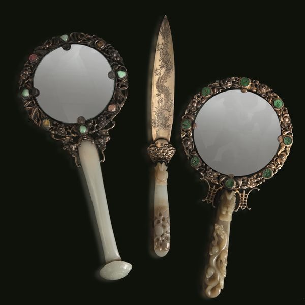 Lotto composto da due lenti in argento con innesti di pietre dure e un tagliacarte, i manici sono decorati con figure a rilievo in giada bianca, Cina, Dinastia Qing, XIX secolo  - Asta Fine Asian Works of Art - Associazione Nazionale - Case d'Asta italiane