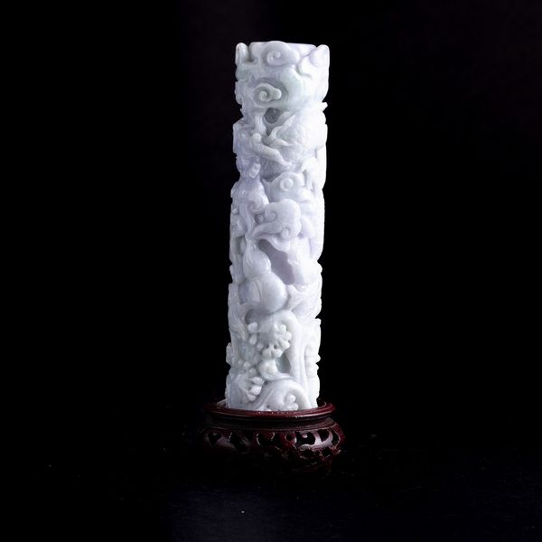 Elemento scolpito in giadeite sui toni lavanda e green apple raffigurante draghi e nuvole, Cina, Dinastia Qing, fine XIX secolo  - Asta Fine Asian Works of Art - Associazione Nazionale - Case d'Asta italiane