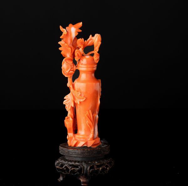 Snuff bottle in corallo scolpito, Cina, Dinastia Qing, inizio XX secolo  - Asta Fine Asian Works of Art - Associazione Nazionale - Case d'Asta italiane