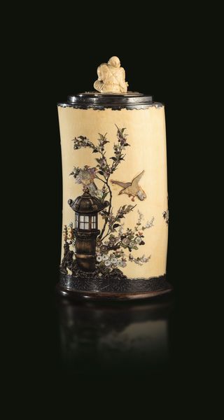 Vaso in avorio con coperchio e applicazioni in madreperla e pietre dure raffiguranti soggetti naturalistici, Shibayama, Giappone, periodo Meiji (1868-1912)  - Asta Fine Asian Works of Art - Associazione Nazionale - Case d'Asta italiane