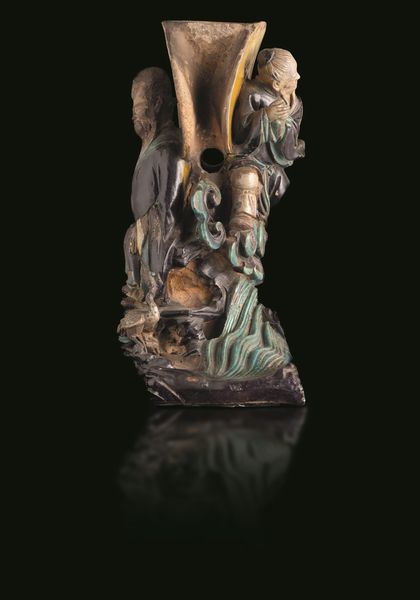 Portacandele in Fahua bifacciale raffigurante due immortali in grès, Cina, Dinastia Ming, XVII secolo  - Asta Fine Asian Works of Art - Associazione Nazionale - Case d'Asta italiane