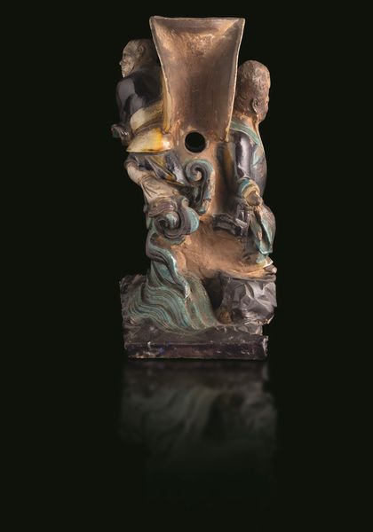Portacandele in Fahua bifacciale raffigurante due immortali in grès, Cina, Dinastia Ming, XVII secolo  - Asta Fine Asian Works of Art - Associazione Nazionale - Case d'Asta italiane