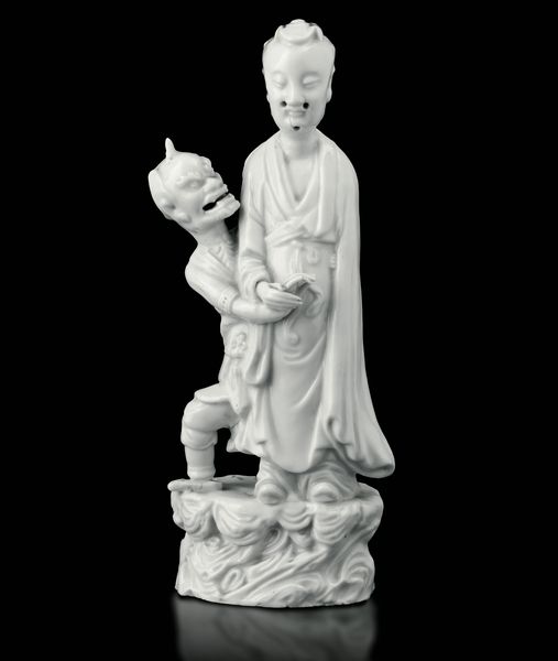 Figura di due divinità tra le nuvole in porcellana Blanc de Chine, Cina, Dinastia Qing, XX secolo  - Asta Fine Asian Works of Art - Associazione Nazionale - Case d'Asta italiane
