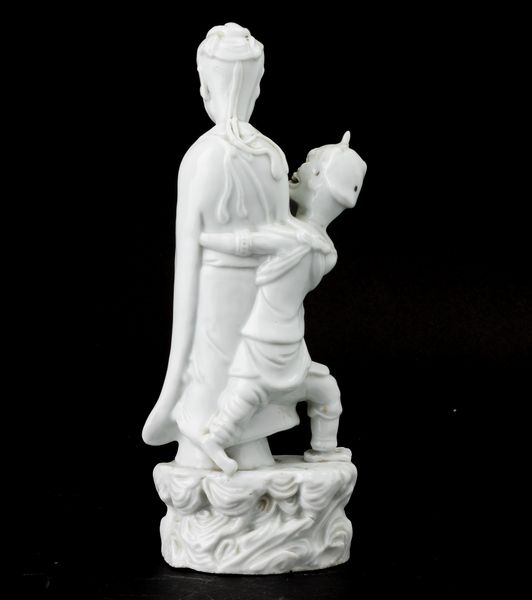 Figura di due divinità tra le nuvole in porcellana Blanc de Chine, Cina, Dinastia Qing, XX secolo  - Asta Fine Asian Works of Art - Associazione Nazionale - Case d'Asta italiane