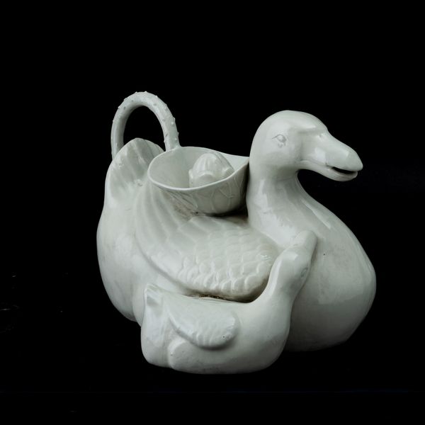 Versatoio in porcellana bianca raffigurante paperelle, Cina, Dinastia Qing, prima metà XIX secolo  - Asta Fine Asian Works of Art - Associazione Nazionale - Case d'Asta italiane