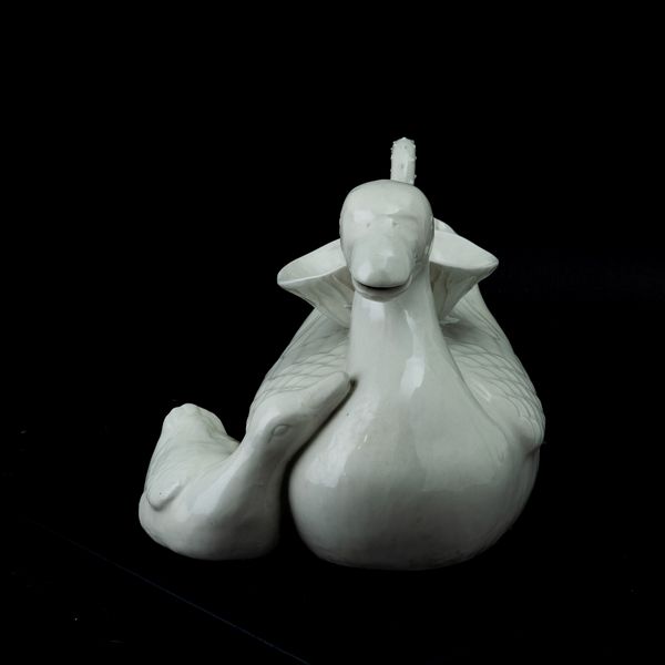 Versatoio in porcellana bianca raffigurante paperelle, Cina, Dinastia Qing, prima metà XIX secolo  - Asta Fine Asian Works of Art - Associazione Nazionale - Case d'Asta italiane