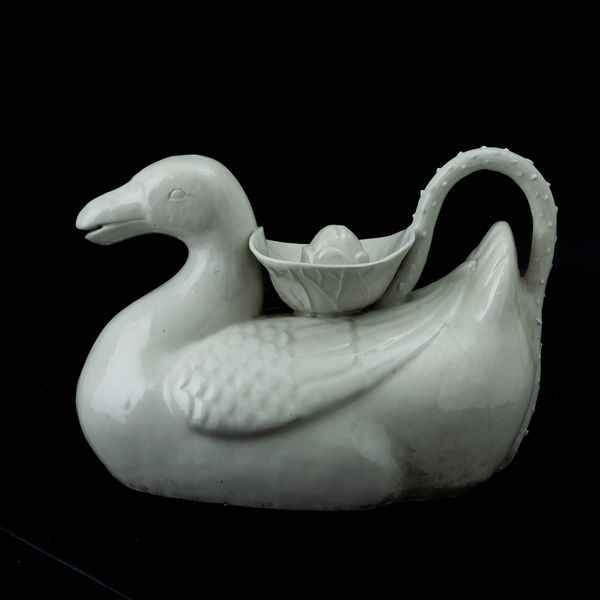 Versatoio in porcellana bianca raffigurante paperelle, Cina, Dinastia Qing, prima metà XIX secolo  - Asta Fine Asian Works of Art - Associazione Nazionale - Case d'Asta italiane