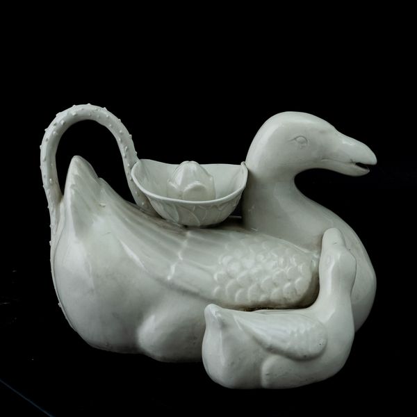 Versatoio in porcellana bianca raffigurante paperelle, Cina, Dinastia Qing, prima metà XIX secolo  - Asta Fine Asian Works of Art - Associazione Nazionale - Case d'Asta italiane