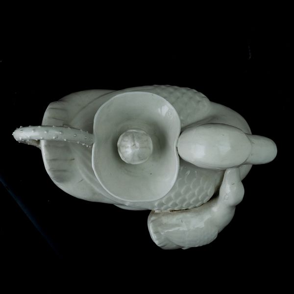 Versatoio in porcellana bianca raffigurante paperelle, Cina, Dinastia Qing, prima metà XIX secolo  - Asta Fine Asian Works of Art - Associazione Nazionale - Case d'Asta italiane