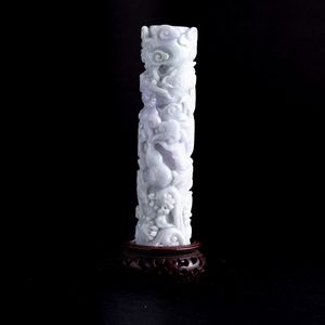 Elemento scolpito in giadeite sui toni lavanda e green apple raffigurante draghi e nuvole, Cina, Dinastia Qing, fine XIX secolo  - Asta Fine Asian Works of Art - Associazione Nazionale - Case d'Asta italiane