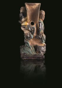 Portacandele in Fahua bifacciale raffigurante due immortali in grès, Cina, Dinastia Ming, XVII secolo  - Asta Fine Asian Works of Art - Associazione Nazionale - Case d'Asta italiane