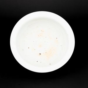 Ciotola tripode in porcellana Blanc de Chine Dehua, Cina, Dinastia Qing, XVIII secolo  - Asta Fine Asian Works of Art - Associazione Nazionale - Case d'Asta italiane