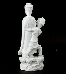 Figura di due divinità tra le nuvole in porcellana Blanc de Chine, Cina, Dinastia Qing, XX secolo  - Asta Fine Asian Works of Art - Associazione Nazionale - Case d'Asta italiane
